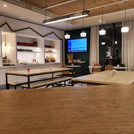 Ibis Styles Arcachon Mestras מלון